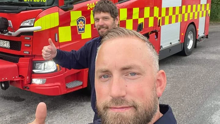 Johnny Tovik, närmast i bild, var en av brandmännen som hämtade det nya fordonet i Nynäshamn.