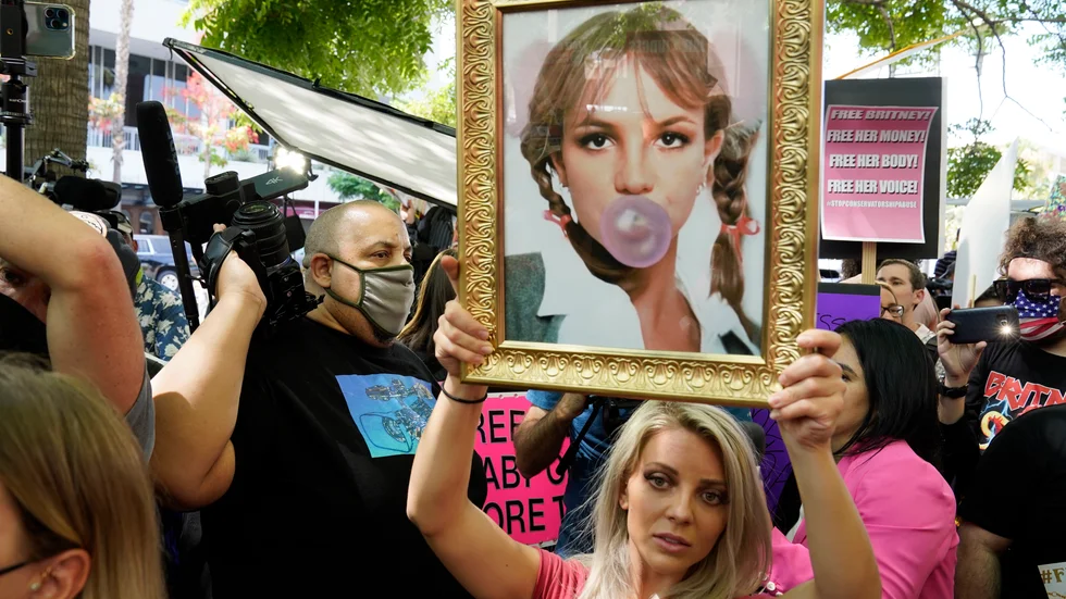 Anhängare av den så kallade "Free Britney"-rörelsen utanför domstolen i Los Angeles tidigare i juli.