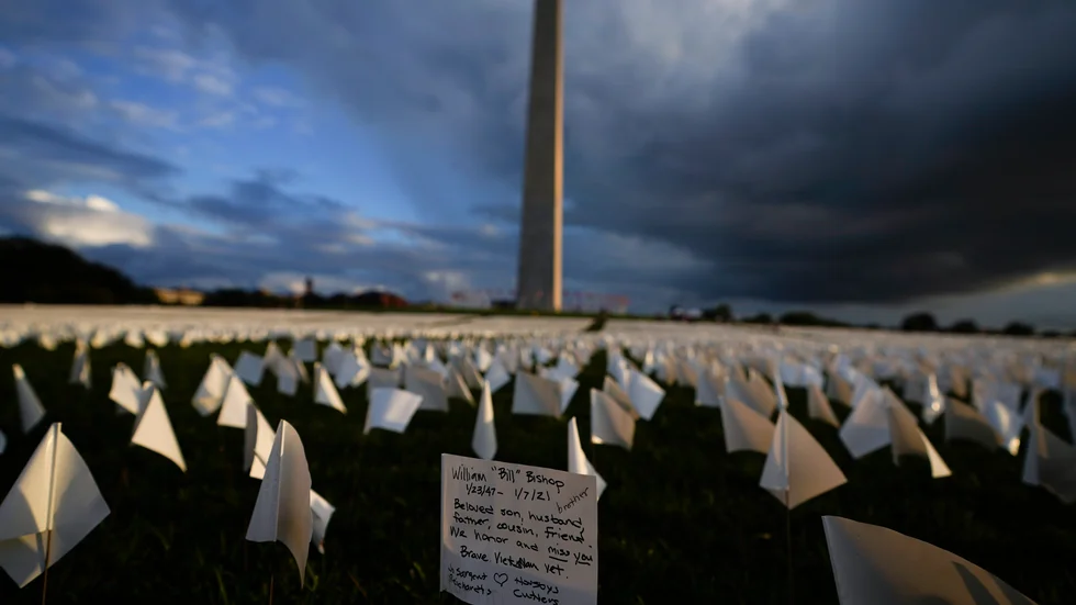 Över 630|000 vita flaggor har placerats ut vid Washingtonmonumentet i Washington DC för att hedra offren för covid-19 i USA. Bakom installationen står konstnären Suzanne Brennan Firstenberg, som döpt den "In America: Remember".