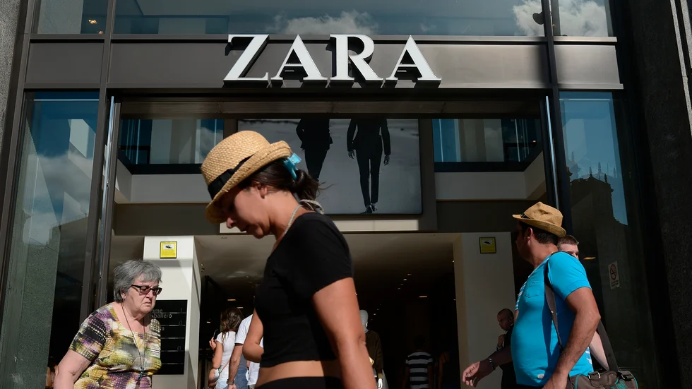En Zara-butik i Barcelona, Spanien. Arkivbild.