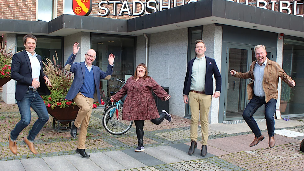 Glada miner i Mjölby stadshus: Kommundirektören Andreas Capilla, näringslivschefen Torbjörn Sjögren, kommunalrådet Cecilia Burenby (S), Johan Gustafsson från Svenskt näringsliv och näringslivsutvecklare Jonny Bertholdsson.