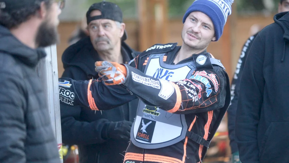 John Lindman har hittat harmonin i Griparnas allsvenska depå och en lugn säsong när det gäller antalet tävlingar. Nu har han tackat ja till högsta serien – och avgörande SM-kvartsfinal med Rospiggarna i Vetlanda.