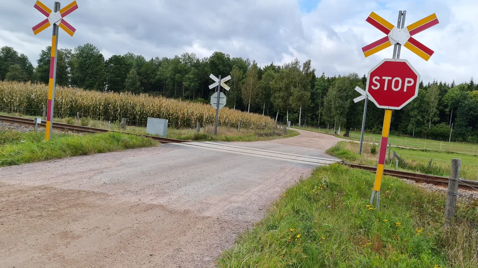 Transdev som kör tågen på Stångådalsbanan vänder sig nu även till Vimmerby kommun med krav om åtgärder vid järnvägskosrningen nära Hamra strax söder om Vimmerby där tillbuden ökat markant i år.