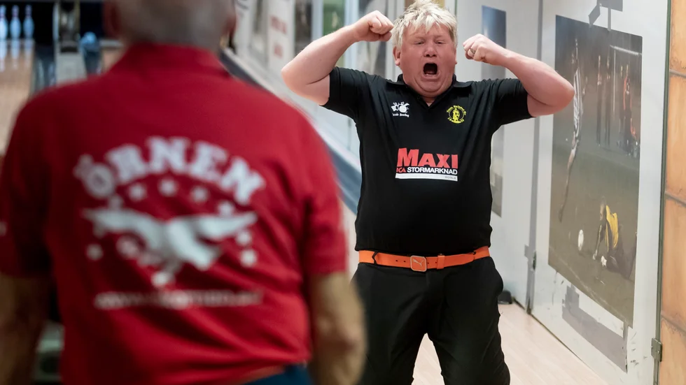 Niklas Karlsson skriker ut sin glädje efter en strike i slutrutorna i den sista serien då Team Baltzar vände till seger mot Örnen.