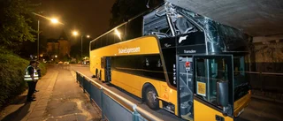 Buss körde in i bro – minst en till sjukhus