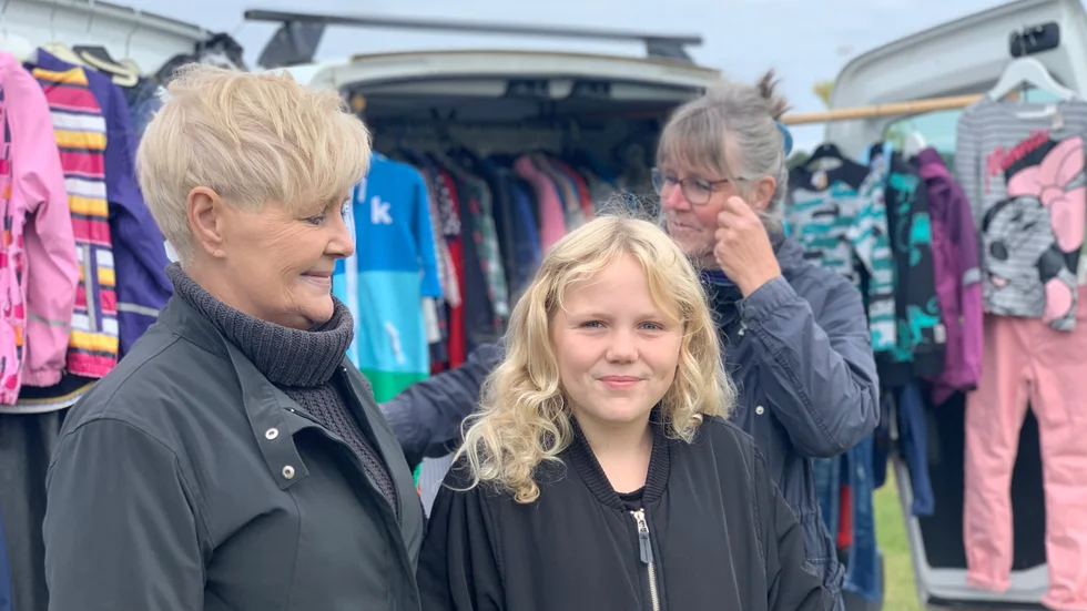 Ingela Holm och Leah Holm var i Fivelstad och letade fynd, i bakgrunden syns Marita Svensson som hade sitt loppis prydligt upphängt i skåpbilen. 