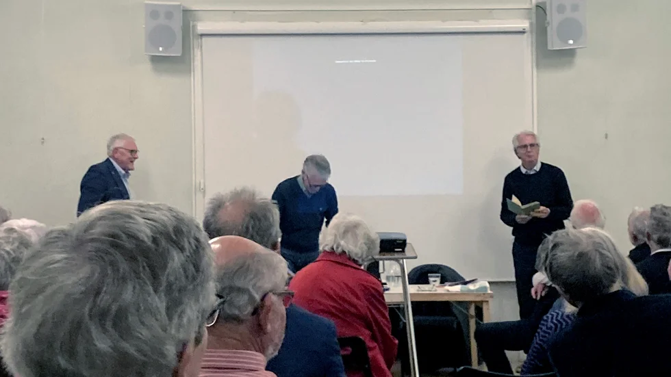 Göran Forssberg, tidigare kommunalråd i Nyköping, skriver bok, NK-villan var fullsatt. Han ger sina minnesbilder av en för dagens Nyköping formande tid.