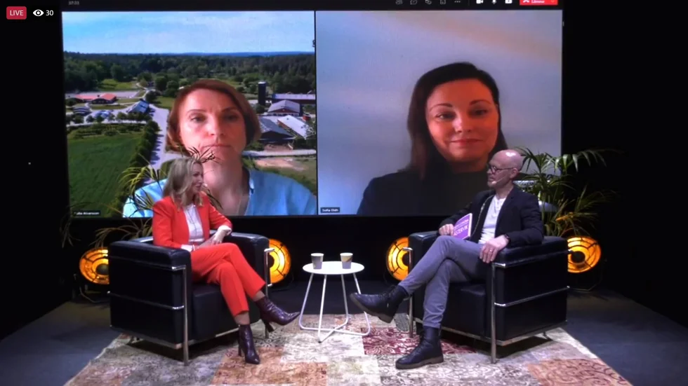 Carin Torngren från Prime Q i studion tillsammans Niklas Lind från Västervik Framåt i studion. Sofie Alvarsson, Gamlebygymnasiet (t v) och Sofia Eldh, Västerviks kommun, medverkade på distans.