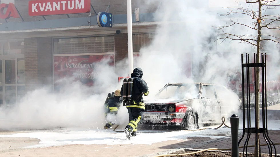 När rånarna var klara på Handelsbanken lämnade de den eldhärjade bilen bakom sig och gav sig av i en annan. I polisens jakt på dem användes helikopter, rikslarm utfärdades och Nationella insatsstyrkan kopplades in.