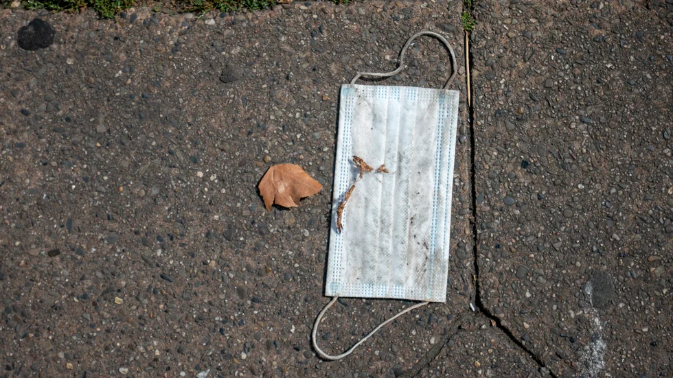 Det går åt rätt håll, men än så länge är det definitivt för tidigt att slopa munskydden. Skräp av det här slaget lär fortsätta att vara en vanlig syn.