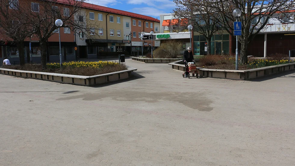 Tors plan ska göras om. Det ska bli plats för mer torghandel, mera grönt och en liten bäck, enligt planen. Men frågan är när.