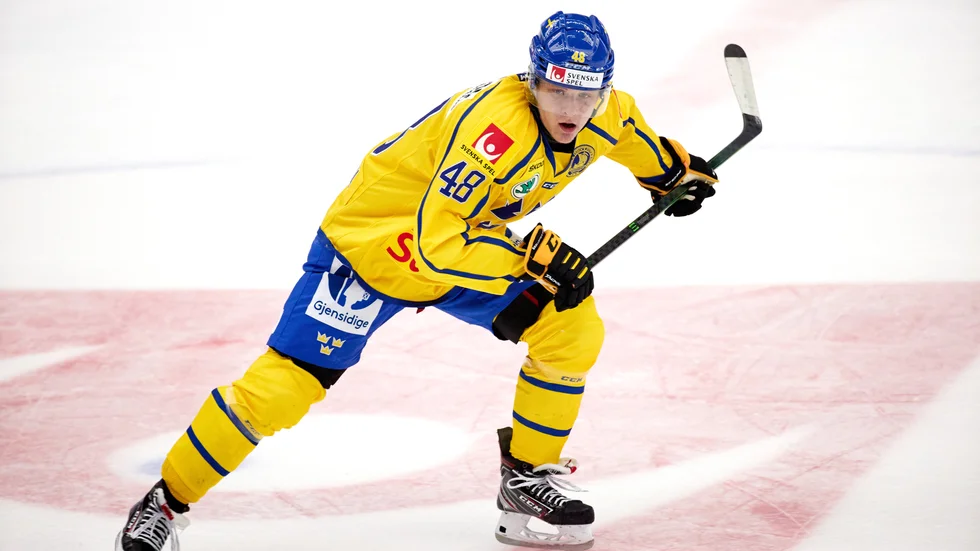 Jonatan Berggren fick på nytt chansen i Tre Kronor och svarade för fyra assistpoäng på två landskamper mot Norge. Han fick också en prischeck som matchens lirare och skänkte pengarna till ESK.