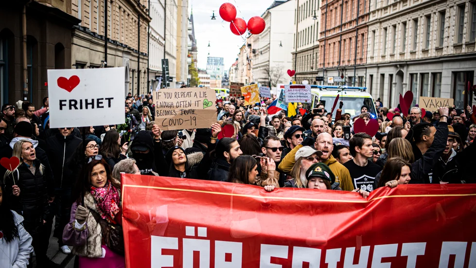 Demonstrationståg mot covid-restriktionerna den första maj 2021.