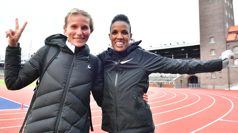Sarah Lahti och Meraf Bahta efter att duon klarat OS-kvalgränsen på 10|000 meter – och Bahta slagit svenskt rekord – på Stockholms stadion.