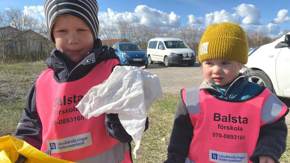 Albin Alfredsen och Ines Bjurling är två av de barn på Balsta förskola som med stor iver deltog under skräpplockardagen och såg till att parkeringen nedanför musikslottet ser städat och fint ut.