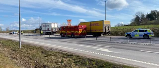 Personbil och lastbil i krasch på E22