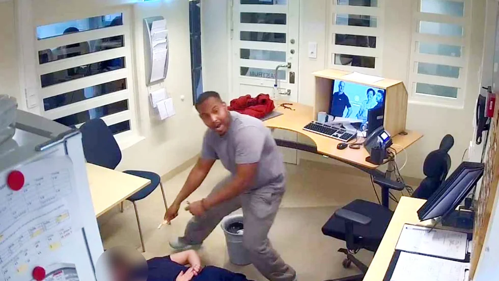 Från knivmordet i Skelleftehamn till gisslandramat i fängelset. Övervakningskamerans bild visar hur den 24-årige Haned Mahamed Abdullahi agerar hotfullt mot en av de kidnappade kriminalvårdarna på Hällbyanstalten den 21 juli. I nio timmar pågick gisslandramat. ”Jag får en panikattack, skriker och gråter”, har den kvinnliga kriminalvårdaren berättat i förhör.