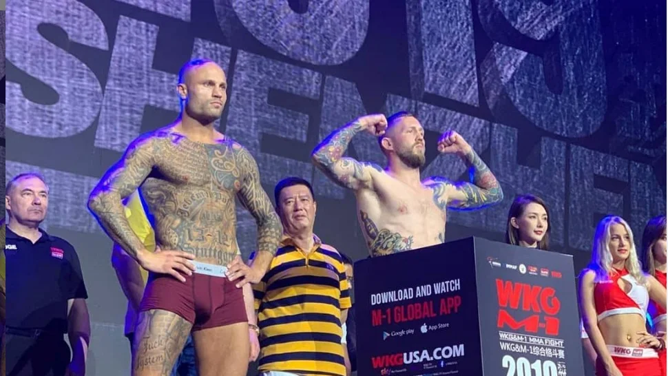 Andreas ”Real Steel” Ståhl är invägd och klar.  Här står han vid invägningen bredvid motståndaren, tysken Christian Jungwirth. Mellan 12 till 14 kommer matchen att avgöras under lördagen.