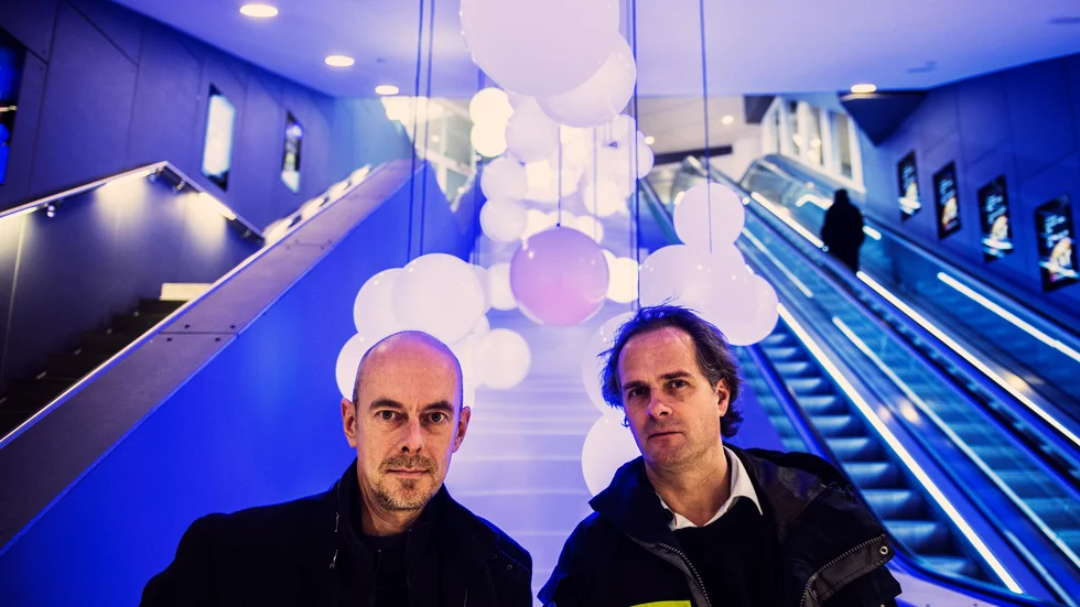 Mats Bigert och Lars Bergström framför ett annat konstverk. Arkivbild.