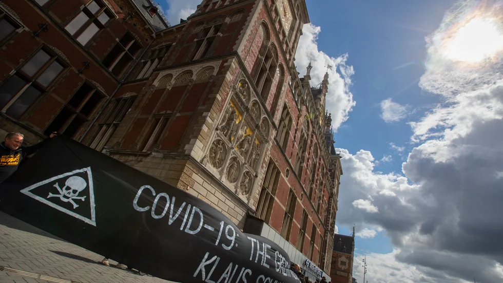 Nya restriktioner införs i Nederländerna i helgen. Bild från en tidigare demonstration i Amsterdam.
