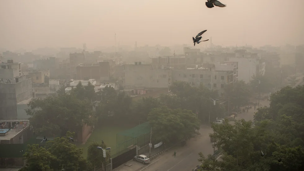 Så här låg smogen över New Delhi i fredags förra veckan. Arkivbild.
