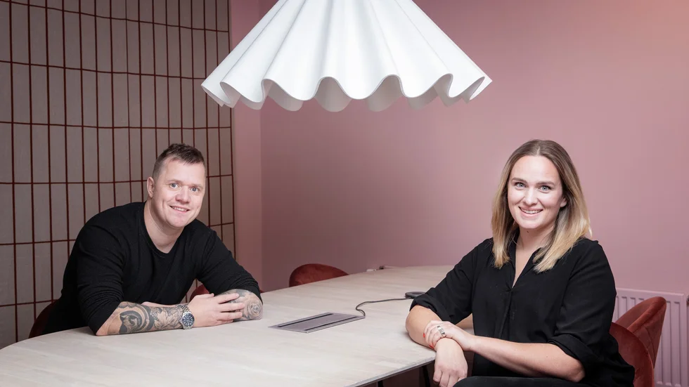 Fredrik Nilsson välkomnar Emma Evanne till Oh My's Luleåkontor. Hon har tidigare arbetat som restaurangchef och kommunikationsansvarig och har flera stora event i ryggen. "Hon har exakt de egenskaper vi söker", säger Fredrik Nilsson.