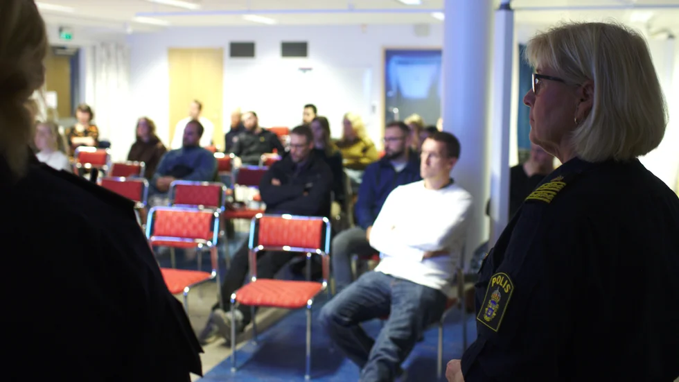 Polisens infokväll blev relativt välbesökt. Till höger lokalpolisområdeschefen Lisa Ström.