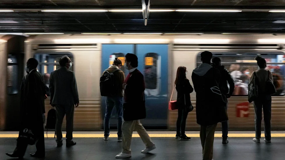 Pendlare i Lissabons tunnelbana förrförra veckan. Snart kan det komma nya begränsningar på folksamlingar. Arkivbild.