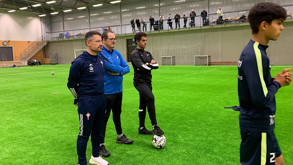 Spanska och svenska tränarögon i Teknikhallen när IFK Norrköpings P16-lag drillades av Celta Vigo-duo.