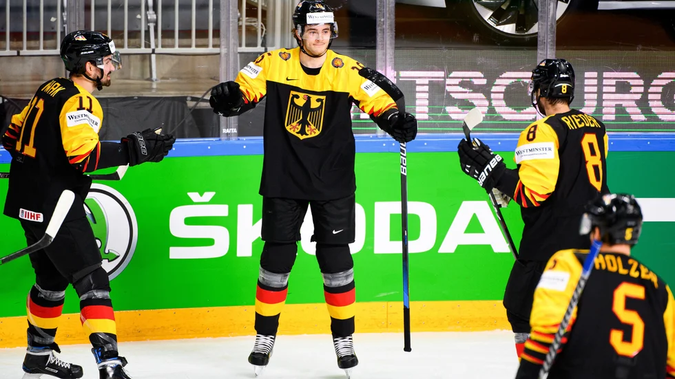 Stefan Loibl, mitten, under hockey-VM i våras. (Arkivbild)