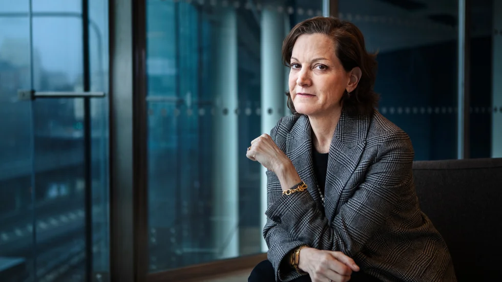I fjol släpptes Anne Applebaums essäbok "Demokratins skymning" på svenska, som handlar om 2000-talets politiska utveckling i USA och Europa. Bland deltagarna i torsdagens seminarie finns bland andra även ärkebiskopen Antje Jackelén, journalisten Patrik Oksanen samt flera av Uppsalas toppolitiker.