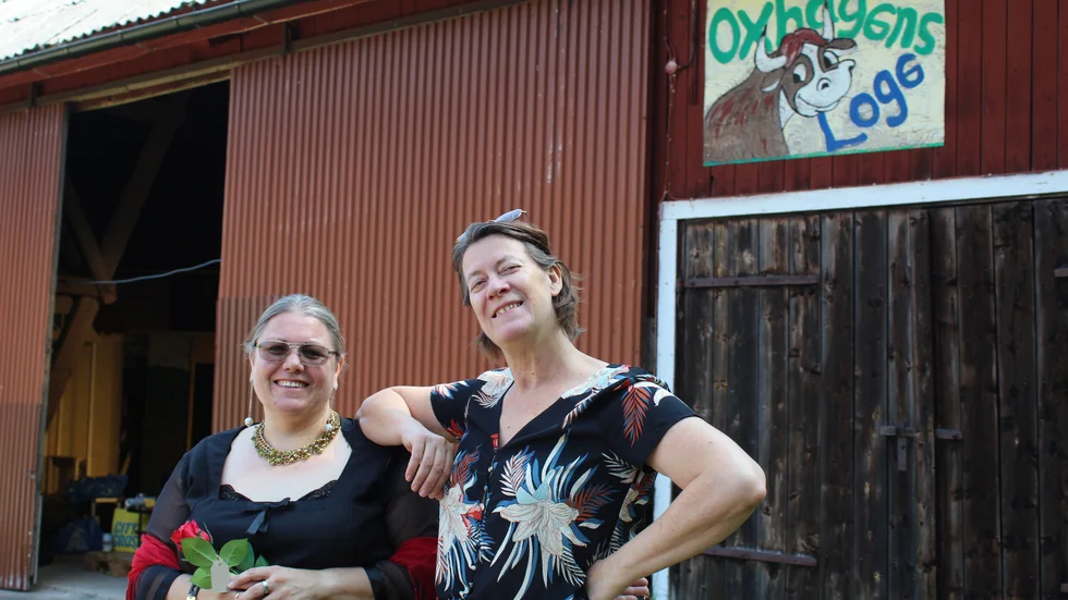 Lou Gustavsson och Birgitta Wigforss är två av aktörerna i farsen "Kärleksmums och Moralkakor" som spelas i Oxhagens loge utanför Mjölby.