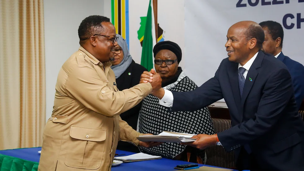 Chademas ledare Tundu Lissu, till vänster i bild, inför valet i Tanzania 2020.