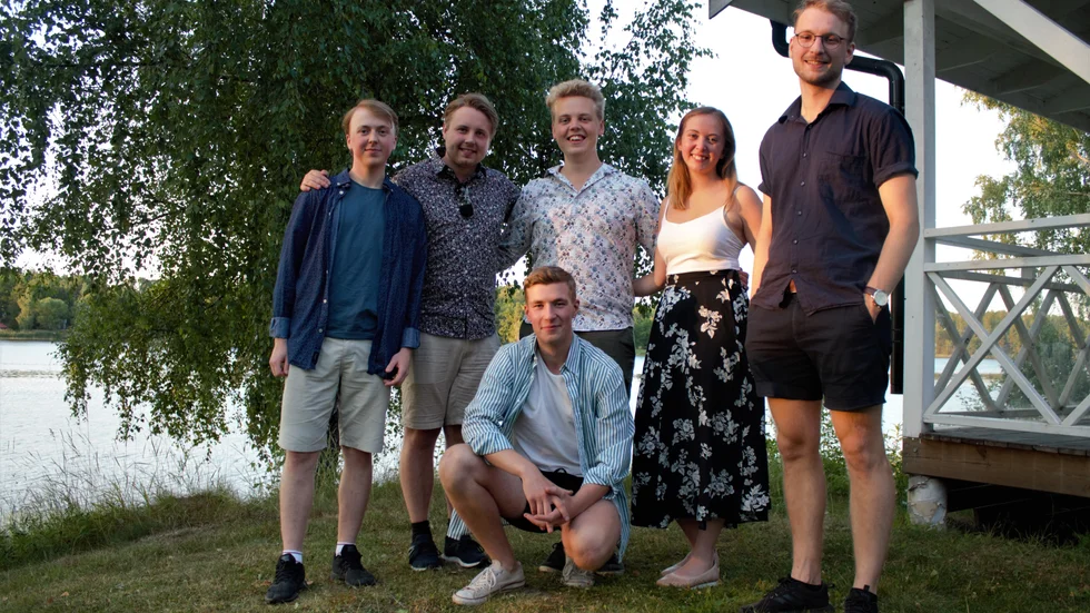 Våffelsextetten består av Carl Jamison, Hugo Asplund, Anton Lundin, Molly Hilding Södergren, Andreas Alander och Linus Edvardsson.