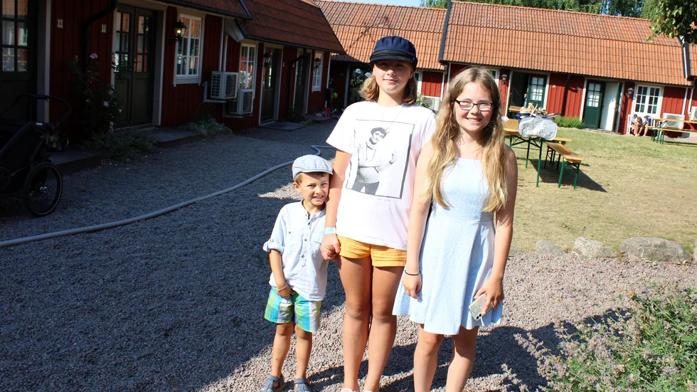 Lino Lund, Jemma Lund och Amanda Johansson som bor på Oxgården tyckte att händelsen var läskig och blev oroliga när de såg all rök.