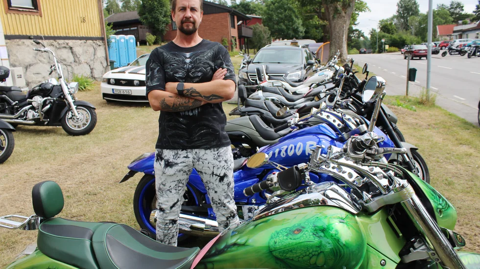 Arrangören och Rejmyrebon Affe Söderblom bland några av motorcyklarna vid den årliga mc-träffen i Rejmyre.
