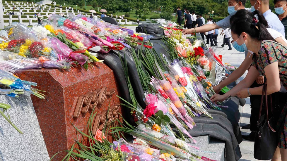 Nordkoreaner lägger blombuketter vid en krigskyrkogård i huvudstaden Pyongyang, på årsdagen av vapenstilleståndsavtalet med Sydkorea 1953.