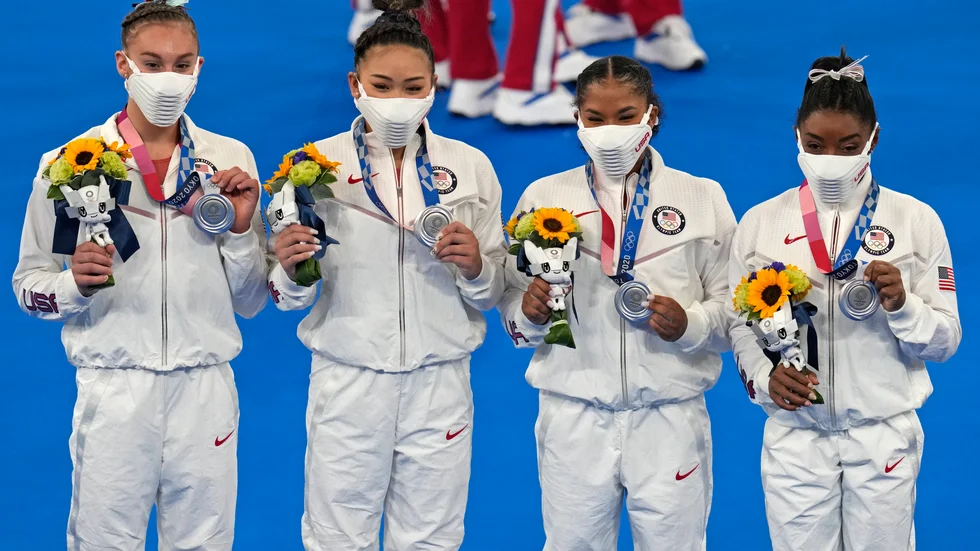 Simone Biles, till höger, riktade en stor dos tacksamhet till sina lagkamrater efter silvermedaljen.
