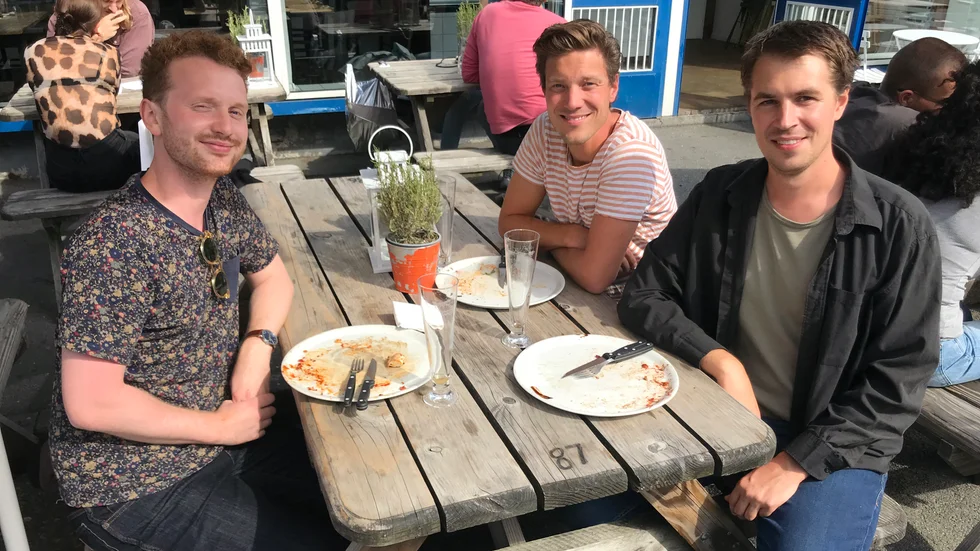 Oliver Topp, Alessandro Karlsfred och Chris Jensen har tagit en arbetslunch i Kødbyen i Köpenhamn.