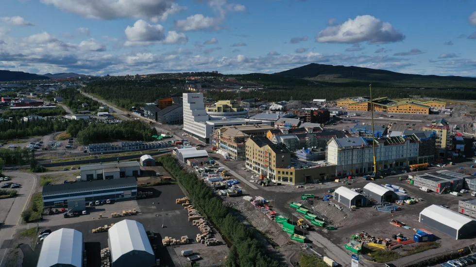 Kirunas nya centrum växer fram. Ett industriområde blir närmaste granne. Bak i bilden syns Luossavaara slalombacke samt centrala Kiruna. Bilden tagen i slutet av augusti. 