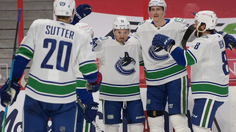 Jayce Hawryluk, tvåa från vänster, spelade förra säsongen i Vancouver Canucks där det blev 30 NHL-matcher. 
