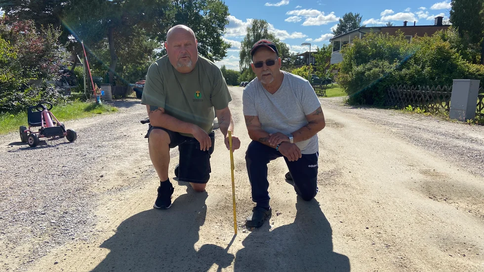 Jan Berglund och Kent Johansson på Sjöborgsvägen i Härad tycker att deras väg med alla djupa gropar är under all kritik.