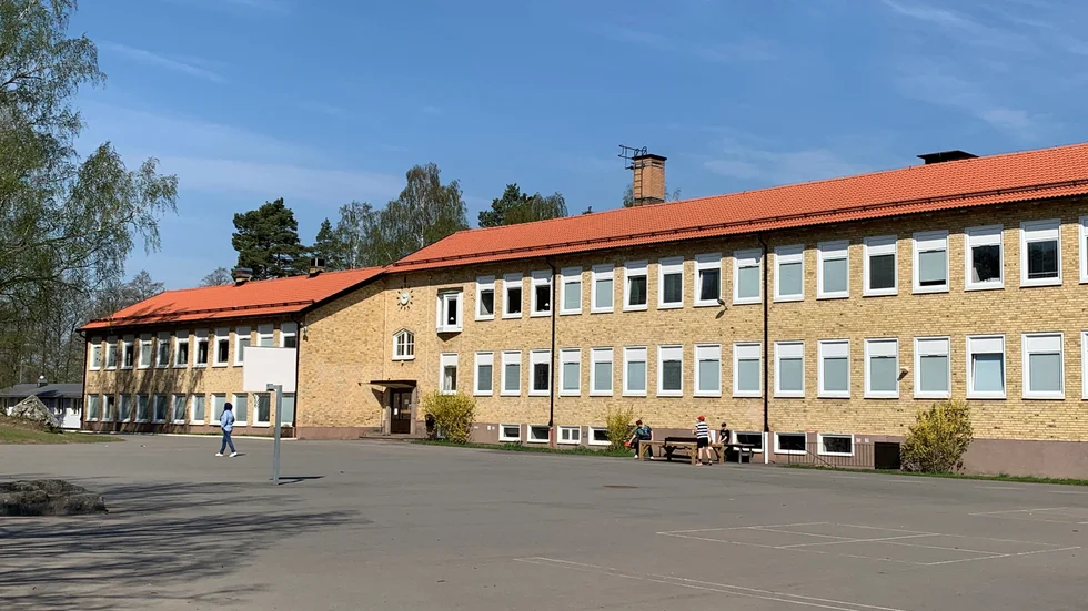 Skolgårdarna kan vara farliga. Många av de olyckor och tillbud som anmälts inträffar på skolgårdarna. Det framgår av en rapport som presenterats för barn- och utbildningsnämnden.