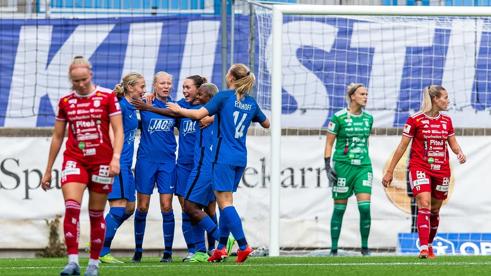 Jubel i United sedan nyförvärvet från Vittsjö, Paulina Nyström längst till vänster gjort 2–0 till hemmalaget.