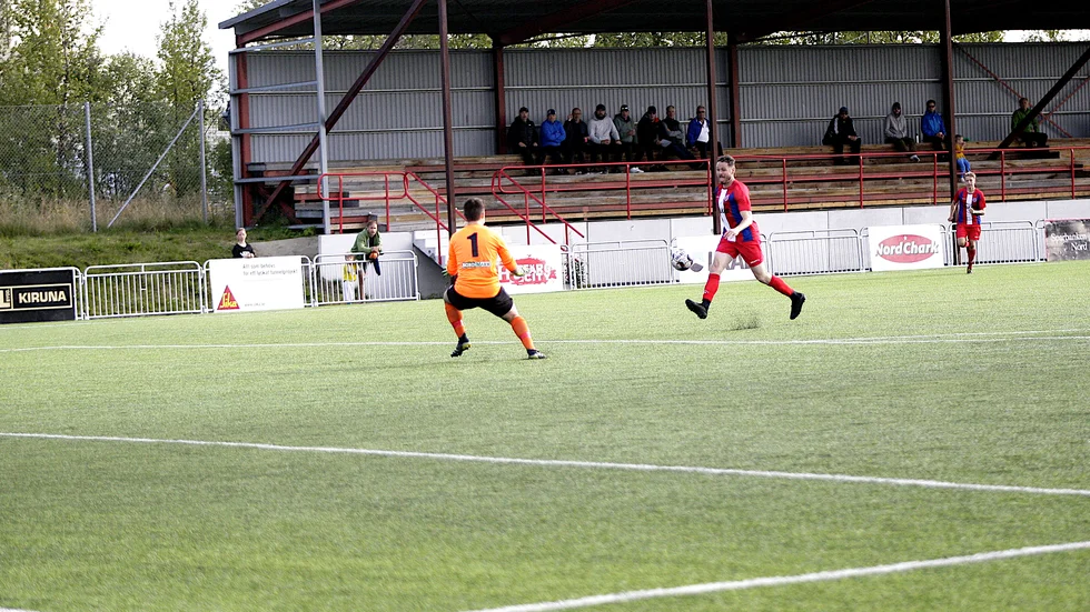 Här har Kirunas Gibson Bardsley precis fått iväg sin lobb som betydde 2–1 hemma mot Skogså.