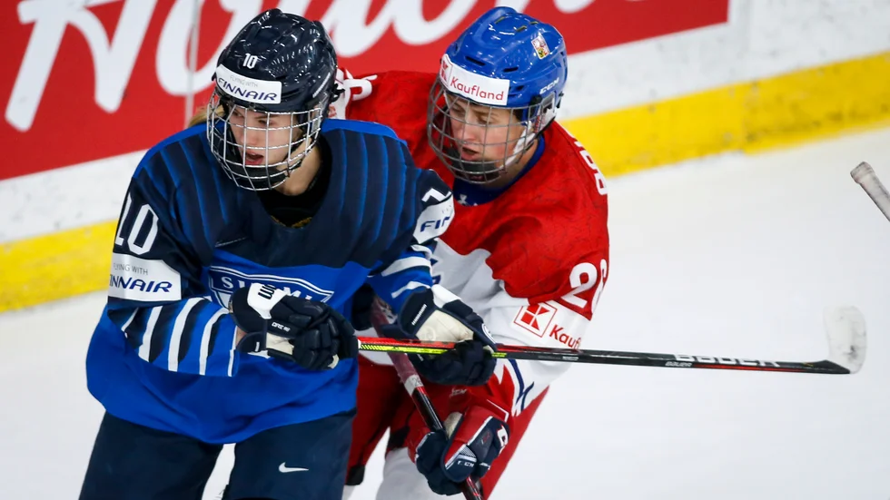 Finlands Elisa Holopainen, till vänster, i kamp med Tjeckiens Vendula Pribylova i VM-kvartsfinalen där Finland vann med 1–0.