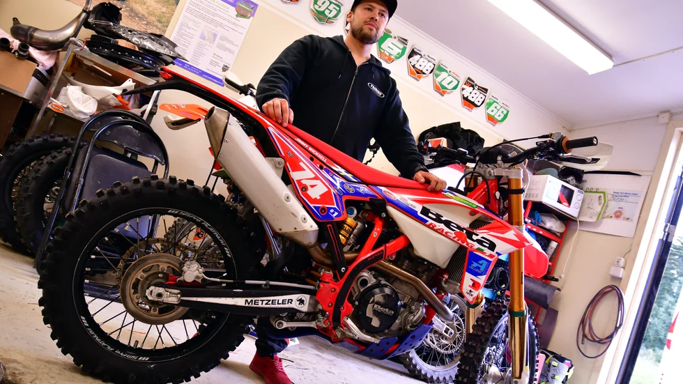 Jimmy Wicksell ska åka hem ett SM-guld i enduro - är det meningen. Men han har ett problem... Årets näst sista deltävling i SM avgörs i Uppsala med Rörken som tävlingscentrum. Här är Wicksell hemmai garaget i Jälla.