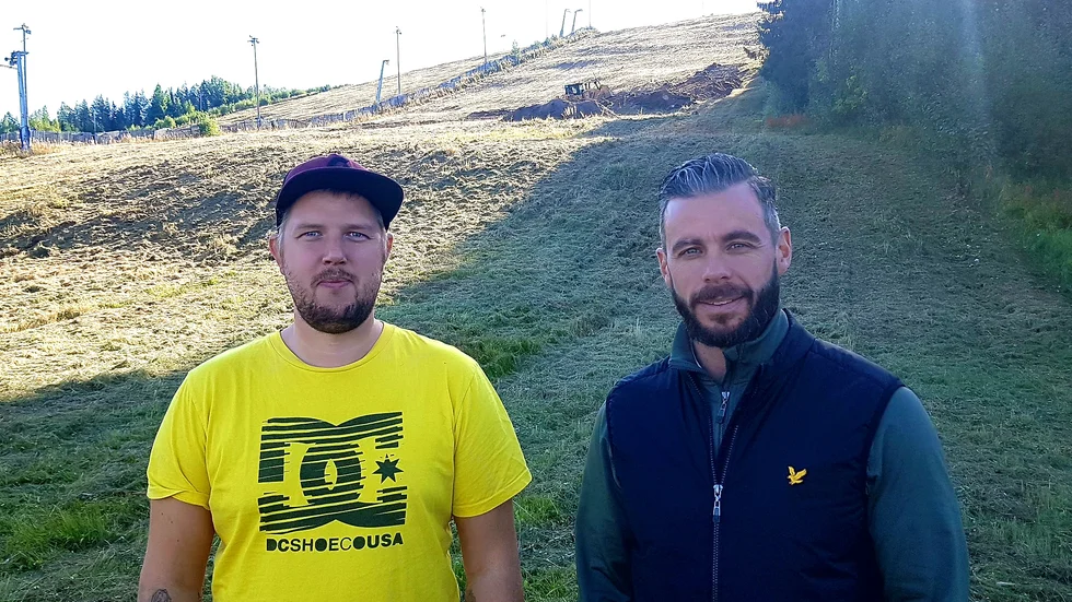Tim Olofsson och Gary Stewart grundar för vinterns aktiviteter i Måttsundsbacken. I bakgrunden jobbar en bulldozer med markarbete som ska förbättra parken i tvåans backe.