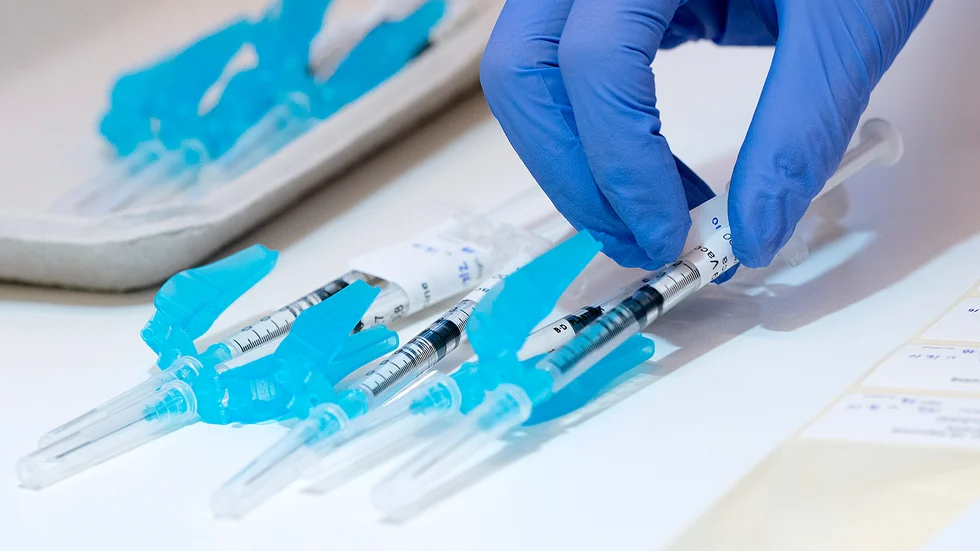 Skribenten påpekar att p-piller har orsakat fler blodproppar än vad Astra Zenecas vaccin har gjort. 