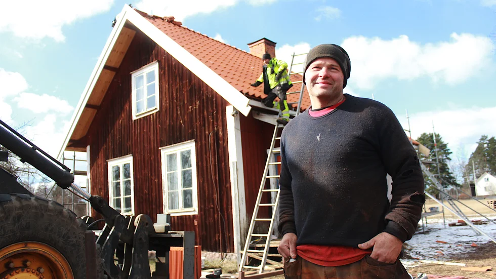 48-årige Marcus Carlsson tycker pensionen känns långt bort. Både han och frugan Anneli pensionärssparar och dessutom ser han deras gård som en slags pensionsförsäkring. De renoverar även det han kallar "pensionärshemmet", där de planerar att bo senare i livet.